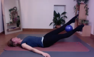 Lire la suite à propos de l’article Petit Ballon en Pilates, grands bénéfices ! (vidéo)