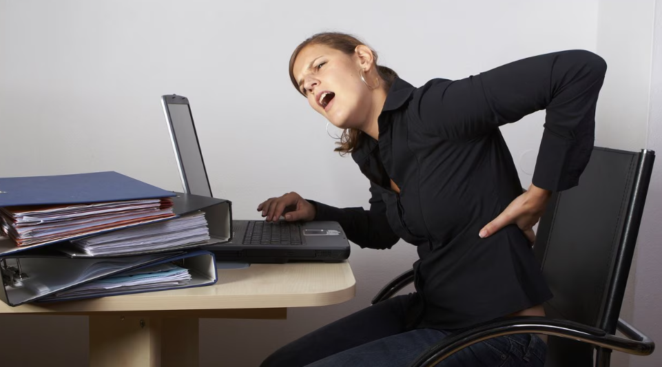 You are currently viewing Mal de dos au bureau : comment les cours de Pilates à Nice peuvent tout changer ?